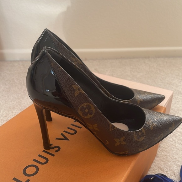 Beautiful Louis Vuitton brown high heel pumps barely worn few times almost new . - Picture 2 of 6